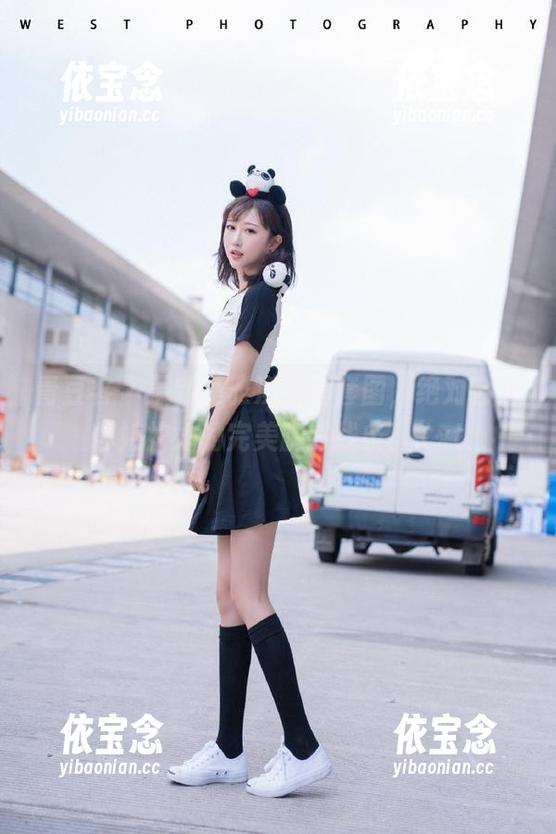 青豆客 - 最新莫雅淇美脚套图，绝对会让你嫉妒她的完美腿部线条！.txt