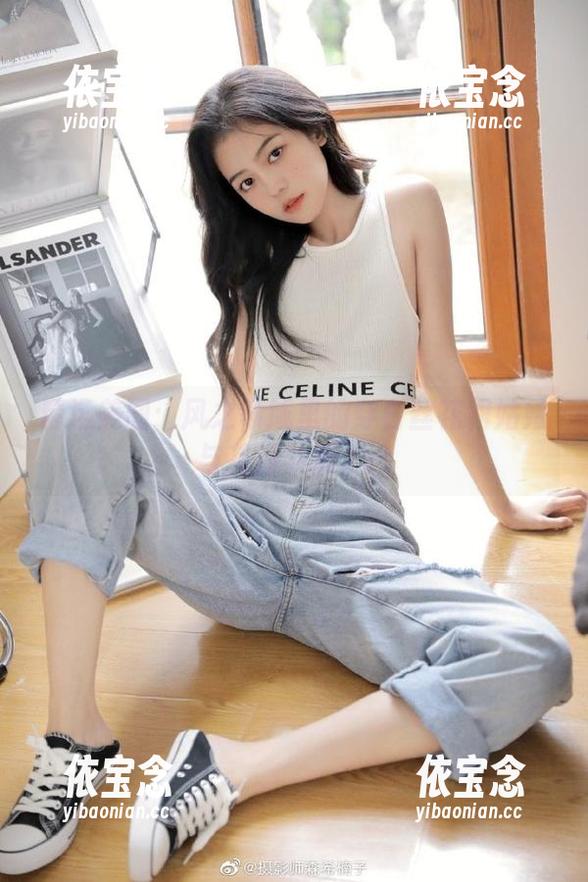 精选美图：风之领域里的穿白丝花裙姑娘与花海共舞.txt