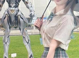 在黑龙贯通的校服世界中，观看多个角度的精彩图片，感受青春的无畏与闪耀.txt
